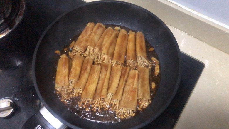 豆皮金针菇卷,把料汁收的差不多就可以了