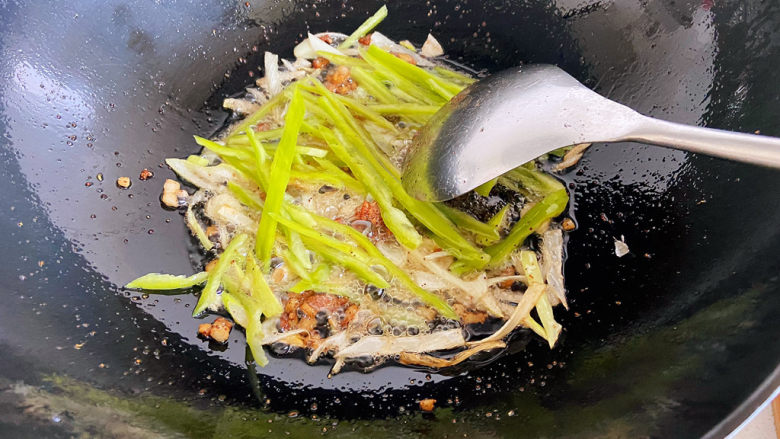 清炒胡萝卜丝,加入辣椒丝,炒到辣椒断生。