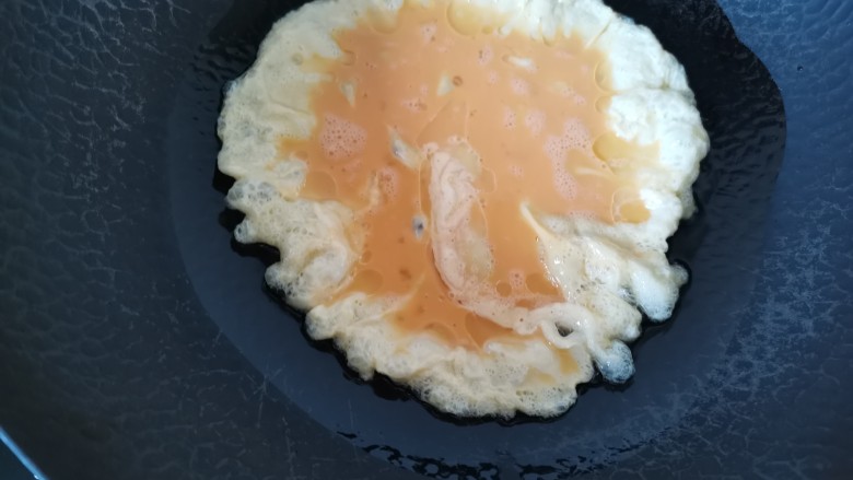 金针菇炒蛋,热锅倒入适量的油，倒入蛋液两面煎一下