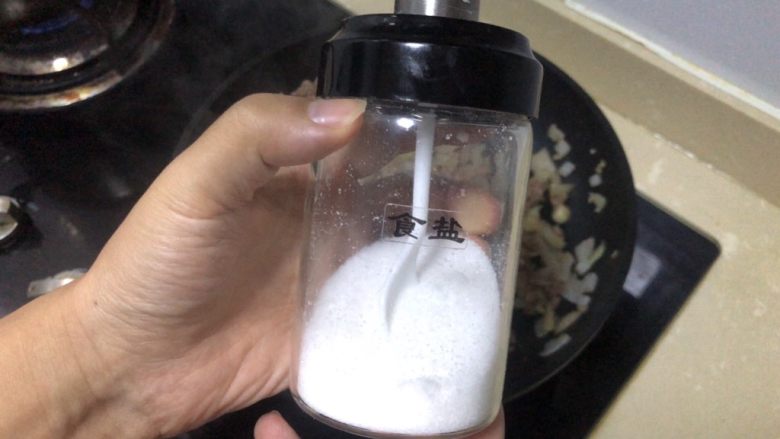番茄肉酱意面,加少许盐,约4-5g