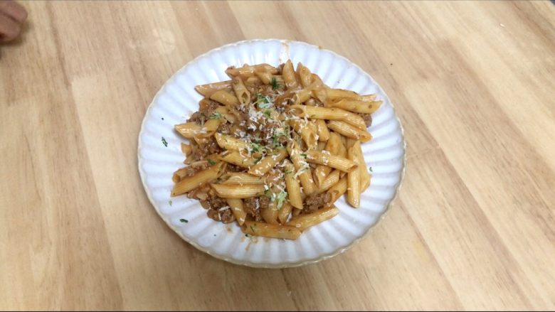 番茄肉酱意面,加一点芹菜叶味道更好,但是做的时候家里没有芹菜啦