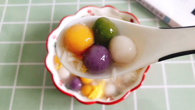 酒酿彩色小圆子,糯糯叽叽的彩色小圆子,酸酸甜甜的米酒汤,很好吃😋