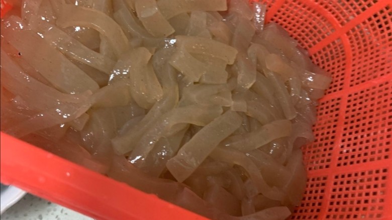 麻辣魔芋, 将焯好水的魔芋,冷水清洗两遍,沥干水分