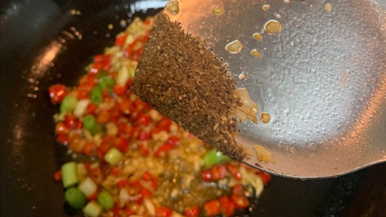 麻辣魔芋,放入花椒面炒出香味,倒入沥干水分的魔芋