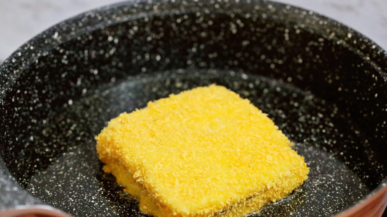 紫薯三明治,平底锅倒入少许的食用油烧至7成热时,放入吐司