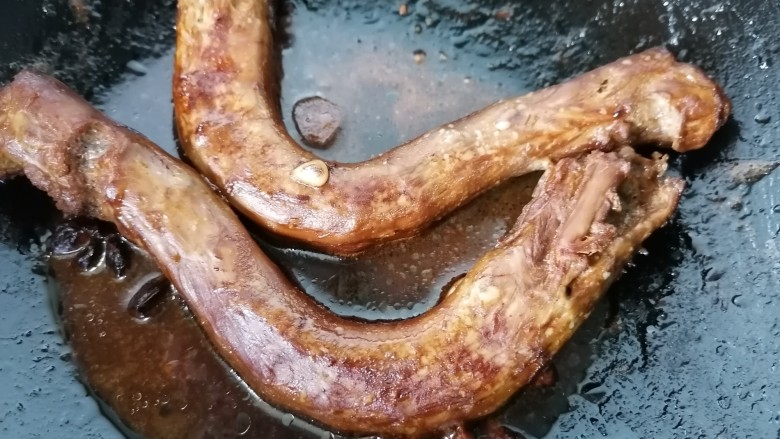 卤鸭脖,再煮一会,煮至汁干入味上色即可出锅