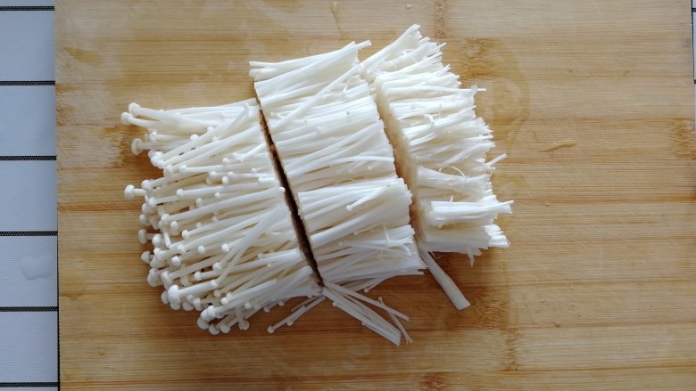 金针菇炒蛋,去掉不干净的头,均匀切段