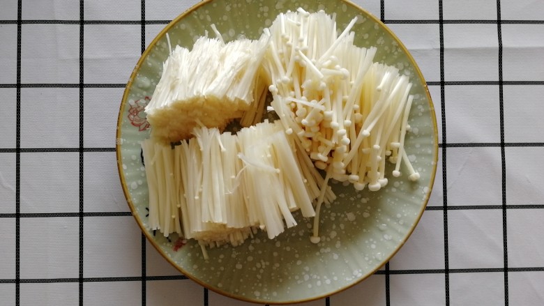 金针菇炒蛋,捏干净水,装盘备用