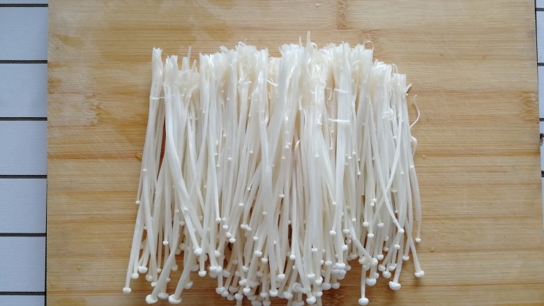 金针菇炒蛋,金针菇洗净,掰成细丝