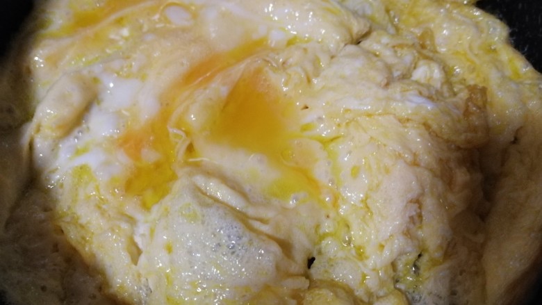 金针菇炒蛋,热锅下油,倒入蛋液