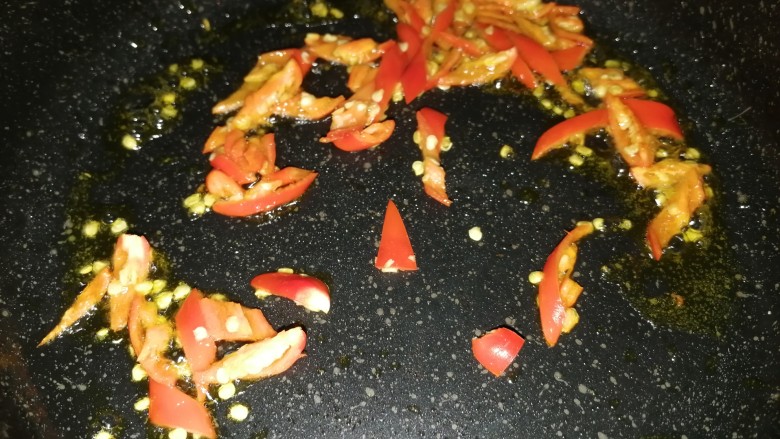 金针菇炒蛋,另起锅下油,到小米椒翻炒
