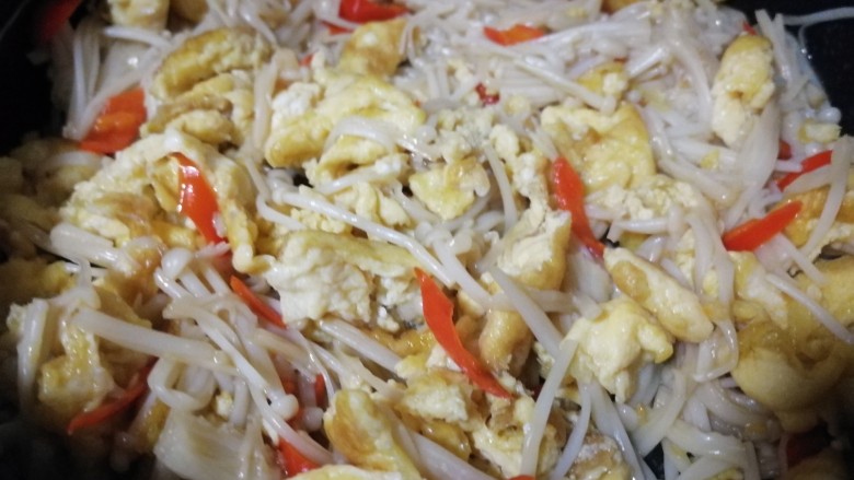 金针菇炒蛋,翻炒均匀后,倒入炒好的蛋