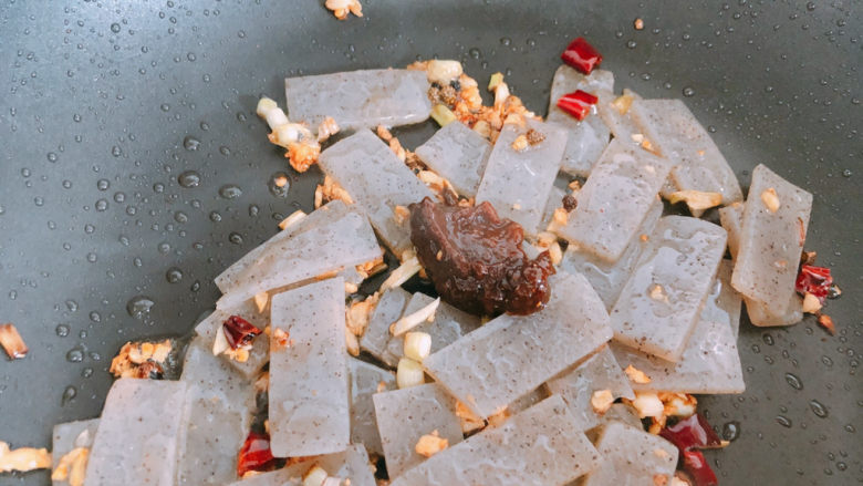 麻辣魔芋,加一勺豆瓣酱,还有盐调味,最后撒点鸡精。