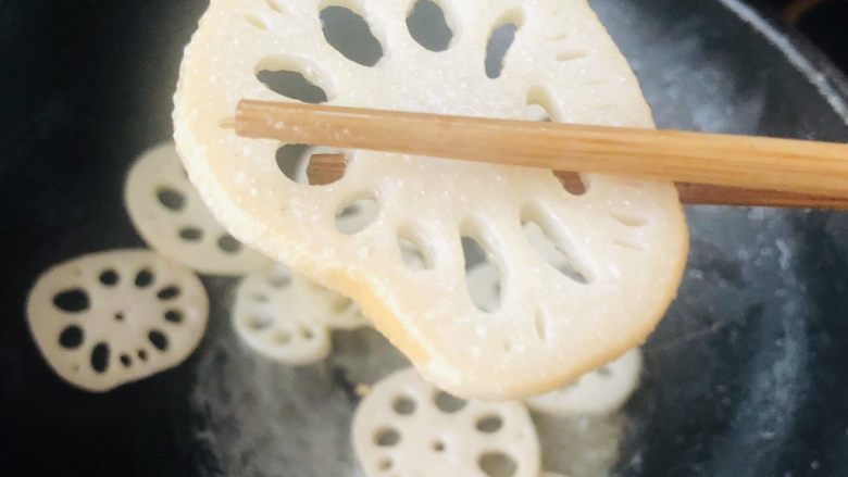 明虾鸡爪煲,藕片过下游,煎到表面微焦,捞出