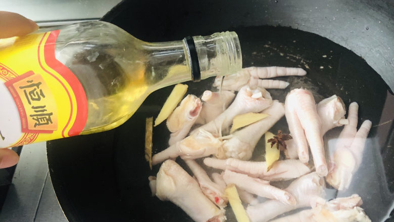 明虾鸡爪煲,鸡爪冷水下锅,加入料酒,姜片,八角,煮去血末