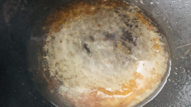 明虾鸡爪煲,锅里放块冰糖,或者糖炒一下,炒到变色