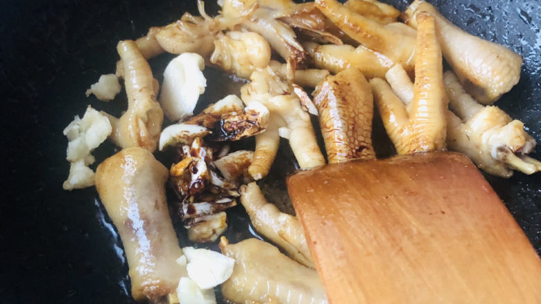 明虾鸡爪煲,当鸡爪翻炒,倒去生抽,老抽适量,加入大蒜