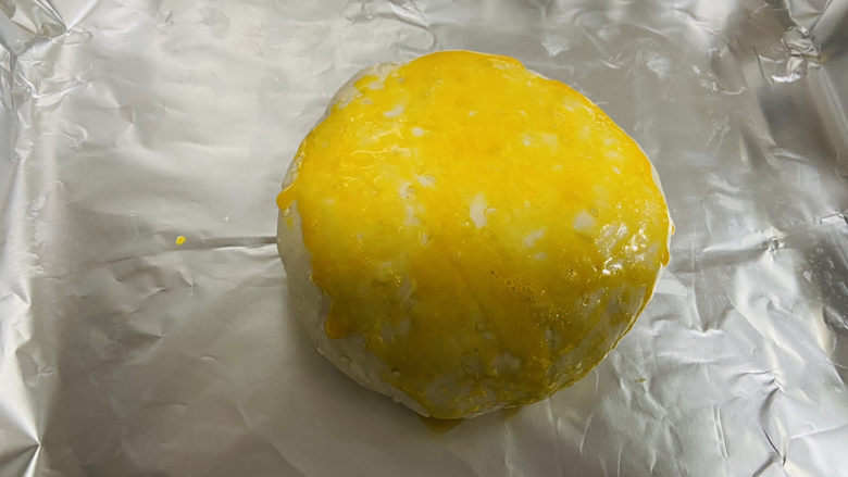 紫薯芝麻饼,收口朝下,刷上一层蛋液