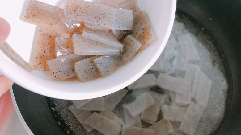 酸菜魔芋,锅内烧开水,把魔芋放入水中焯水。