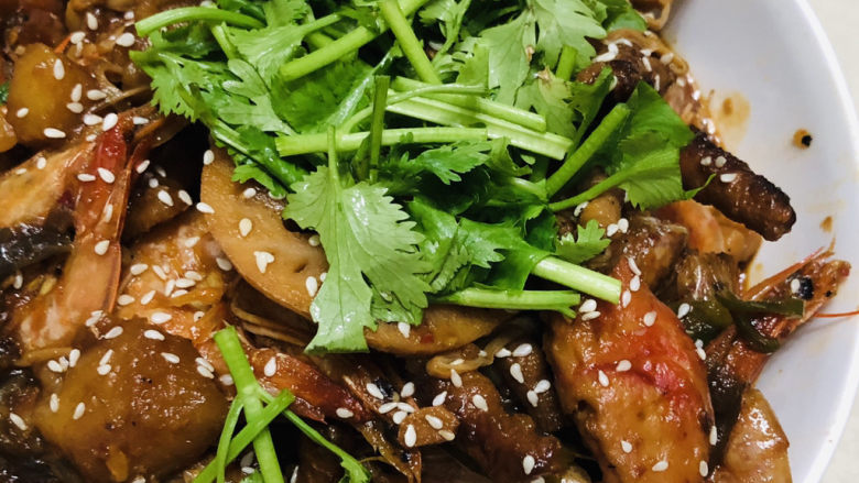 明虾鸡爪煲,撒上白芝麻,香菜,出锅,超级下饭