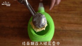 高颜值 | 给自己做份优雅的公主饼干 ,将面糊舀入裱花壶中,在烘焙纸上挤出波浪形状的面糊。