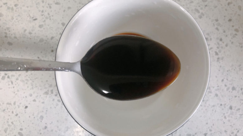 豆皮金针菇卷,调酱汁:加入一勺生抽。