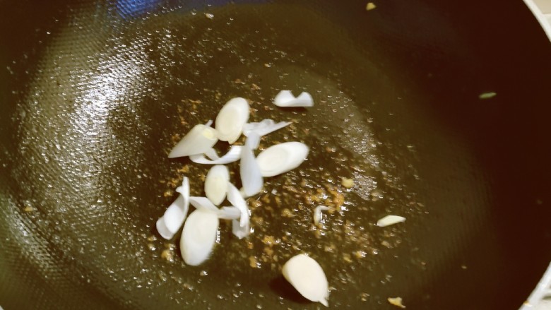 毛豆炒鸡丁,再起油锅,放入1汤匙食用油 油热后放入葱片 炒出香味。