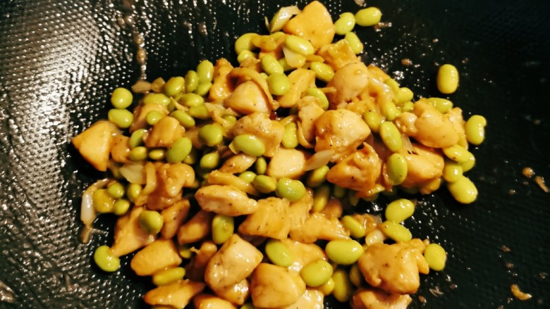 毛豆炒鸡丁,翻炒至鸡肉成熟,收汁。
