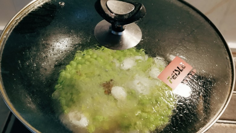 毛豆炒鸡丁,倒入清水 加盖子焖煮