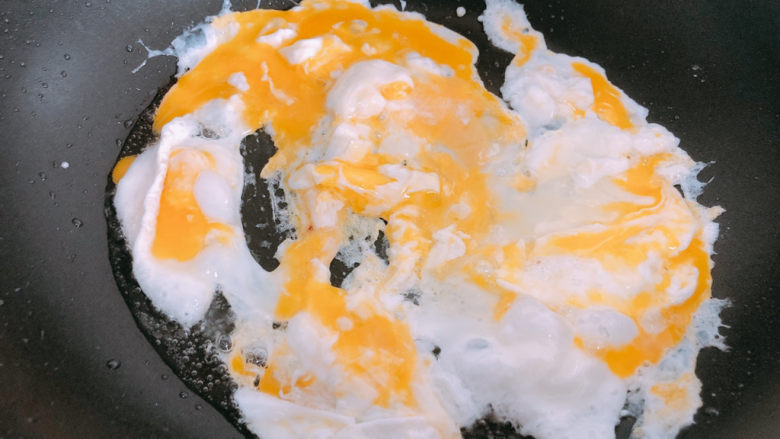 金针菇炒蛋,撒点盐,把鸡蛋打散。