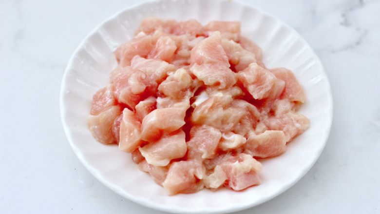 双椒鸡肉藕丁,把鸡丁和所有调料混合拌匀后,腌制30分钟。