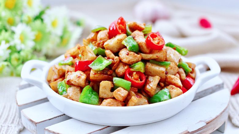 双椒鸡肉藕丁,出锅咯,下饭又下酒,关键是多吃不长肉肉,低脂低卡又营养丰富。