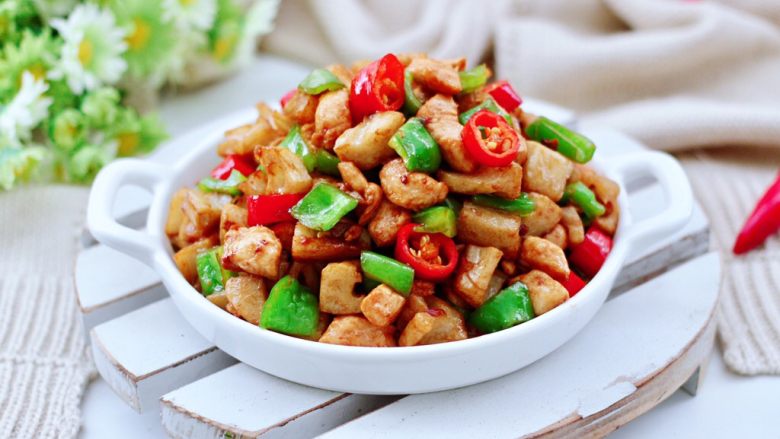 双椒鸡肉藕丁,喜欢的集美们赶紧来试试吧~