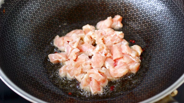 双椒鸡肉藕丁,用煎藕丁的热油炸香<a style='color:red;display:inline-block;' href='/shicai/ 700'>花椒</a>,放入鸡丁。