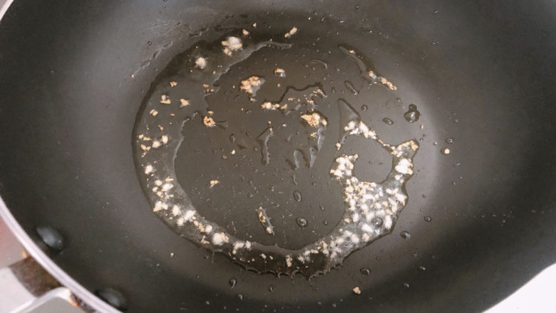 毛豆炒鸡丁,锅内热油放入蒜末爆香。