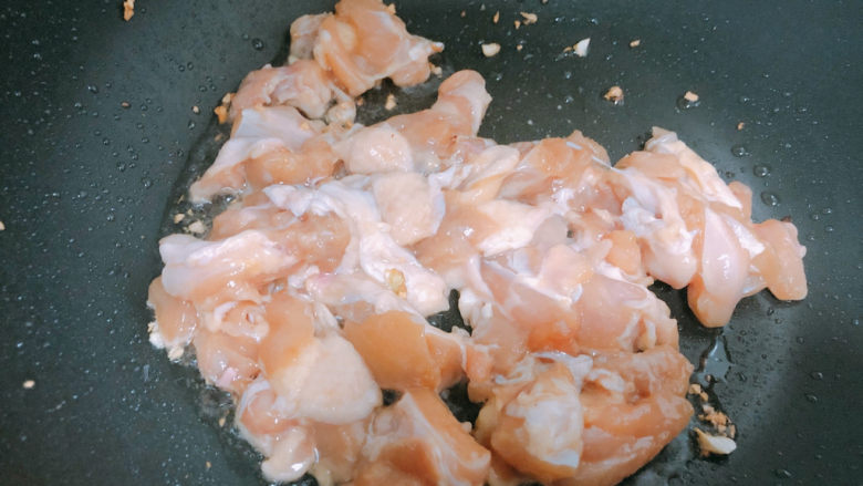 毛豆炒鸡丁,加入鸡肉,两面翻炒。