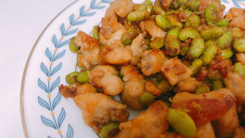 毛豆炒鸡丁,我煎的比较久,鸡肉吃起来有点像脆皮鸡的感觉。