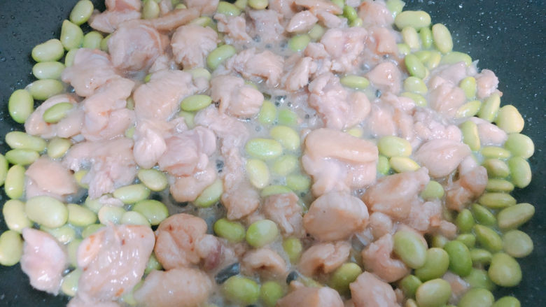毛豆炒鸡丁,毛豆和鸡肉一起煎,煎至鸡肉变得金黄。