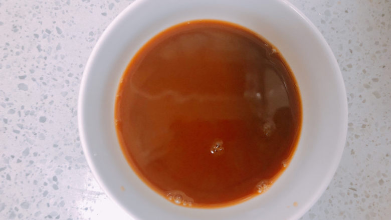 毛豆烧茄子,加入淀粉和清水,搅拌均匀调成酱汁。