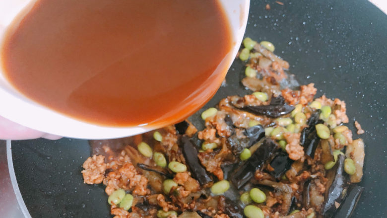 毛豆烧茄子,加入调好的酱汁,等待收汁之后就可以起锅。