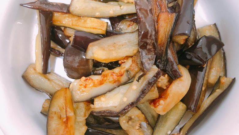 毛豆烧茄子,捞起茄子,把油留在锅内备用。