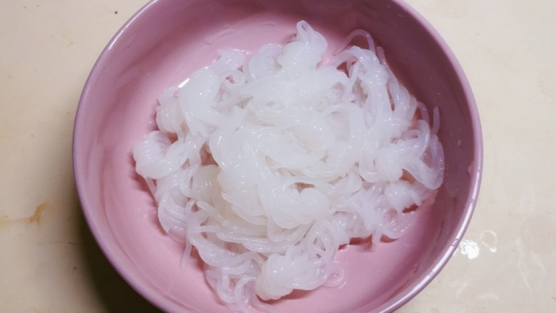 酸菜魔芋,<a style='color:red;display:inline-block;' href='/shicai/ 2613'>魔芋丝</a>从盒子里取出 清洗干净