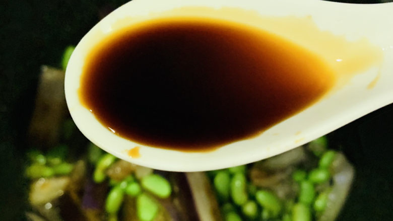 毛豆烧茄子,加<a style='color:red;display:inline-block;' href='/shicai/ 692'>酱油</a>