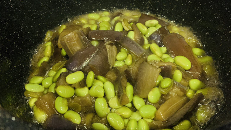 毛豆烧茄子,转中小火焖煮10分钟,收汁,起锅