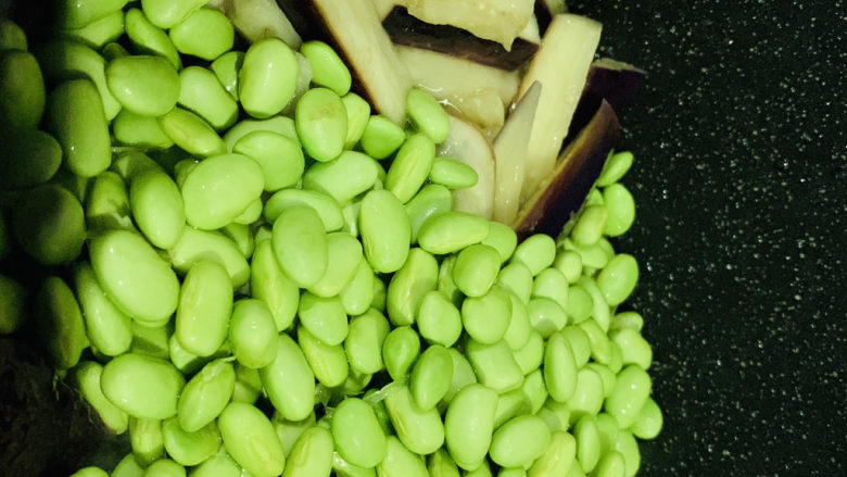 毛豆烧茄子,茄子稍软,加入毛豆,翻炒