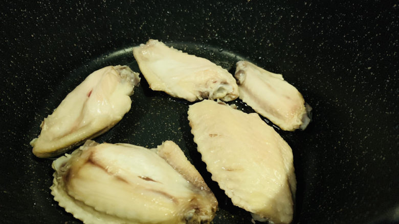 干锅麻辣鸡翅,中火,加入鸡翅
