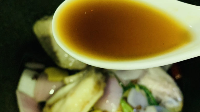 干锅麻辣鸡翅,加<a style='color:red;display:inline-block;' href='/shicai/ 718'>料酒</a>,炝炒
