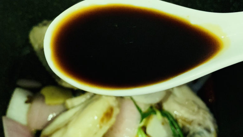 干锅麻辣鸡翅,转小火,加<a style='color:red;display:inline-block;' href='/shicai/ 692'>酱油</a>