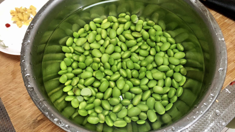 毛豆炒鸡丁,煮两分钟,捞出过凉水