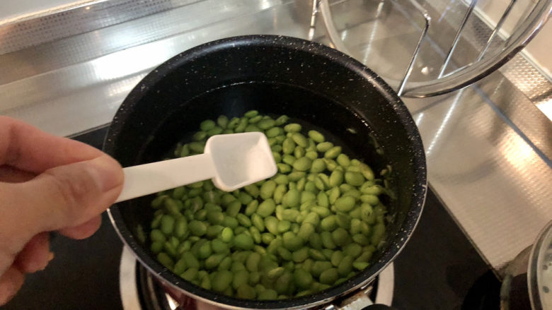 毛豆炒鸡丁,坐锅烧水,水开下毛豆,加少许食盐